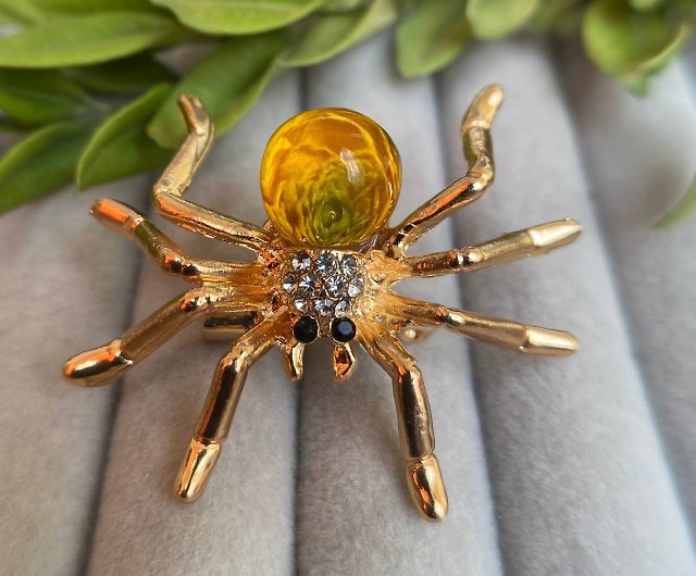 Spider brooch, spider jewelry, spider pin, resin jewelry - Shop AlexArtRoom  Brooches - Pinkoi