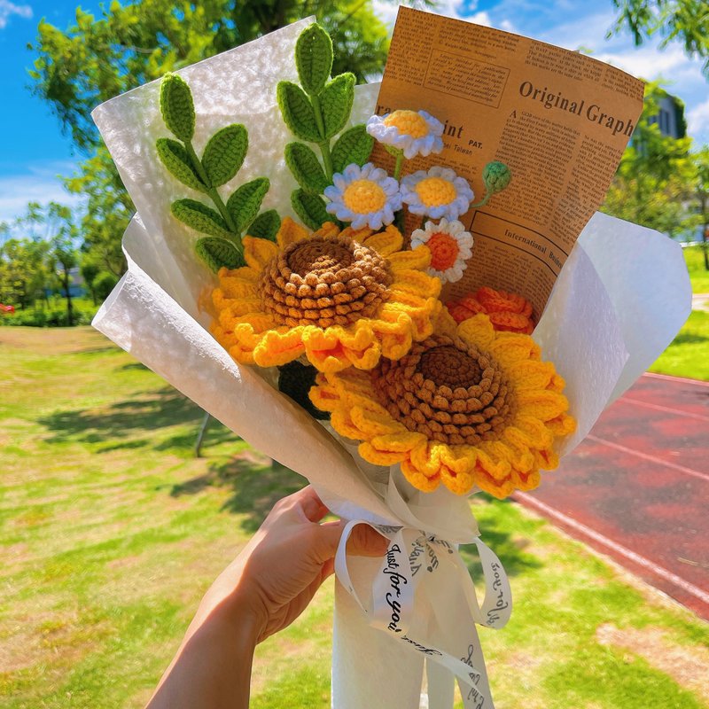 Handmade Crochet Sunflower and Daisy Bouquet in Kraft Paper Wrap with Brown News - ช่อดอกไม้แห้ง - ผ้าฝ้าย/ผ้าลินิน ขาว