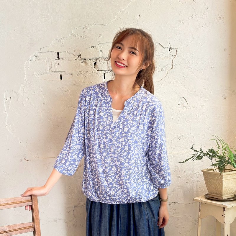 Hana Mokuba V-neck floral loose three-quarter sleeve top - เสื้อผู้หญิง - วัสดุอื่นๆ 