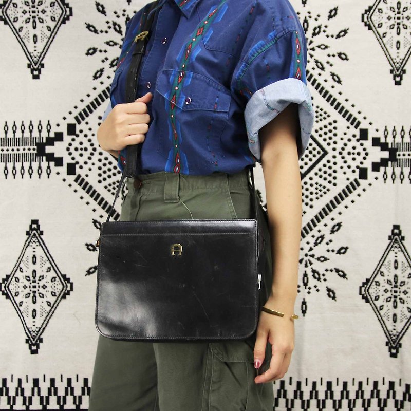 Tsubasa.Y Vintage House AIGNER bag 005, leather antique bag side backpack - กระเป๋าแมสเซนเจอร์ - หนังแท้ 