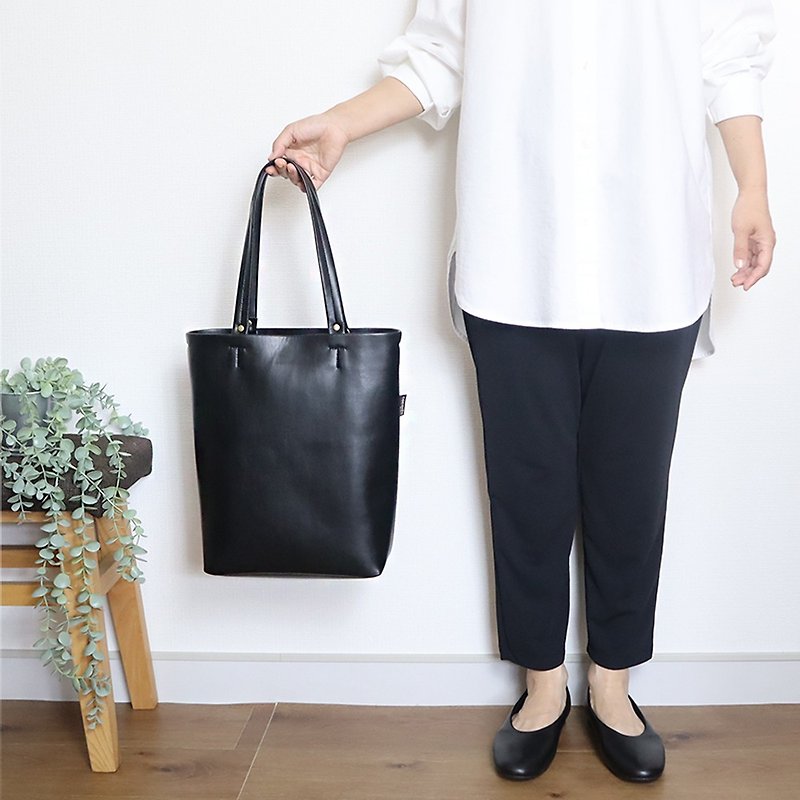 A4 size tote bag Black With a flap that you can&#39;t see inside. Made of vegan leather that is safe even if it gets wet.