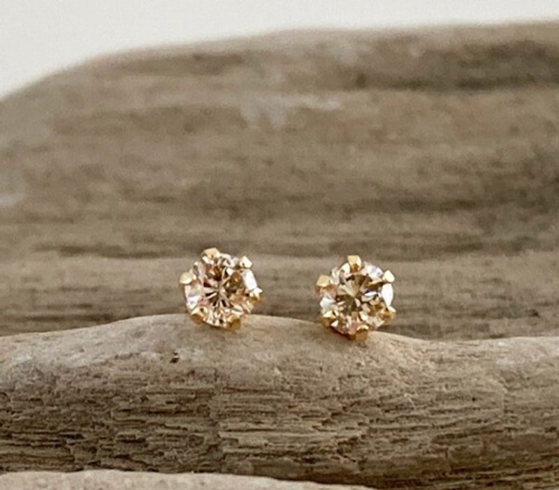 Pair of natural diamond 18K gold stud earrings - Earrings & Clip-ons - Other Metals 