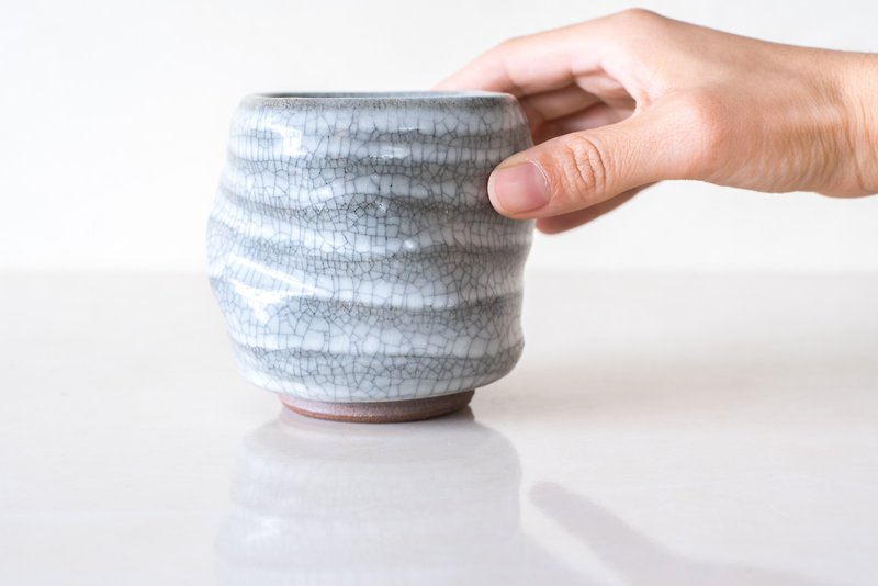 ツイストティーカップ/手で割った、艶をかけられた手作りの陶器 - 急須・ティーカップ - 陶器 シルバー