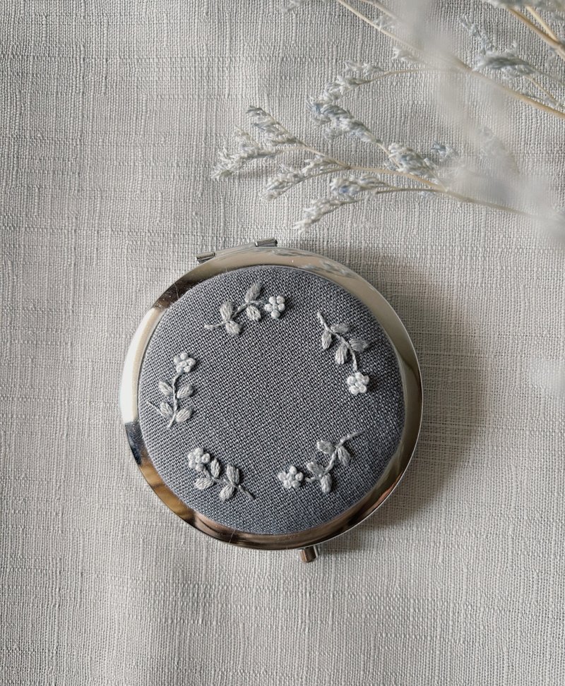 小花隨身鏡 刺繡 摺疊鏡 化妝鏡 藍色小花 - 眼鏡/鏡框 - 繡線 