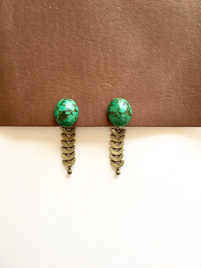 Turquoise and antique brass earring stud-earring / clip-earring - Earrings & Clip-ons - Stone Green
