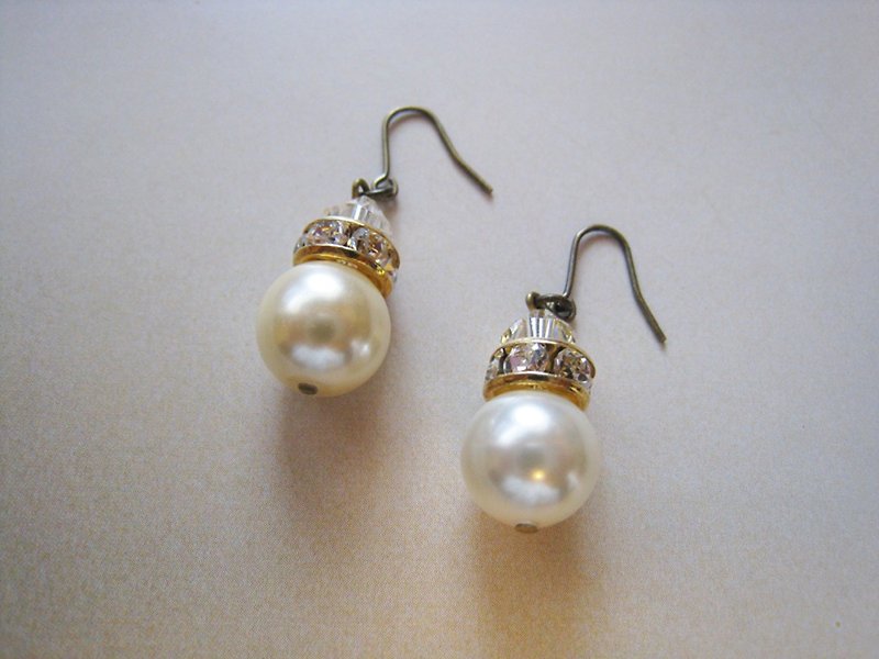 Silky Pearl & Swarovski Crystal Pierced Earrings / R : Cream - ต่างหู - ไข่มุก สีทอง