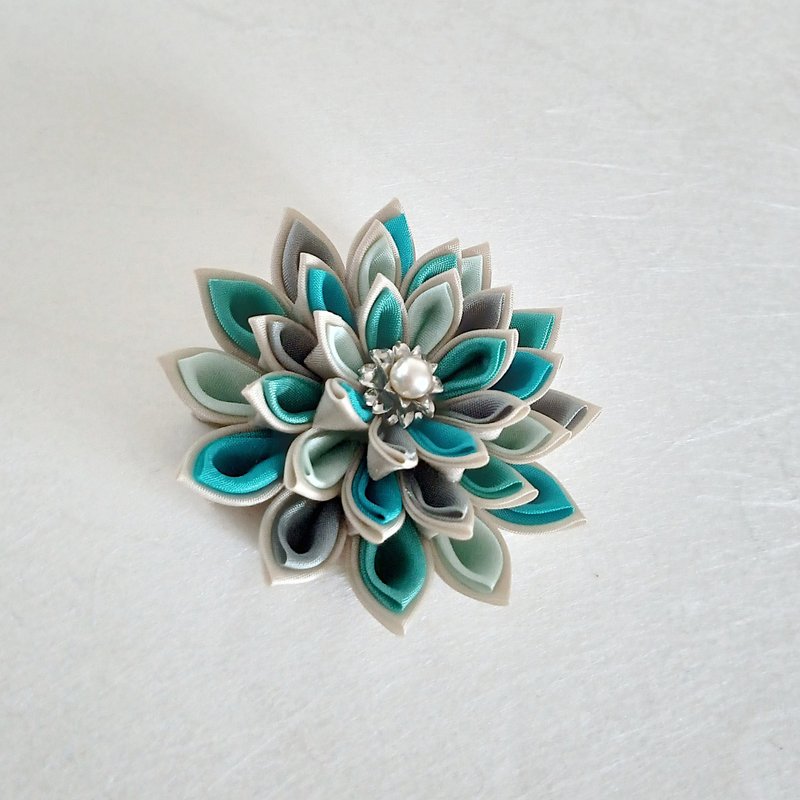 ブローチ　グリーンMIX　つまみ細工 - ブローチ - コットン・麻 グリーン