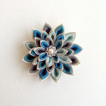 お花のブローチ ブルー つまみ細工 - ショップ 花咲み～hana-emi