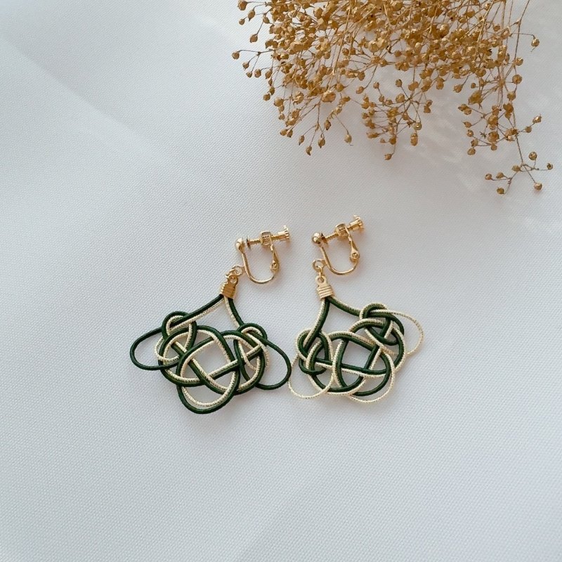 [Mizuhiki] [Moss Green] Kesa Musubi Earrings / Recommended for Formal Occasions - ต่างหู - ผ้าไหม สีเขียว