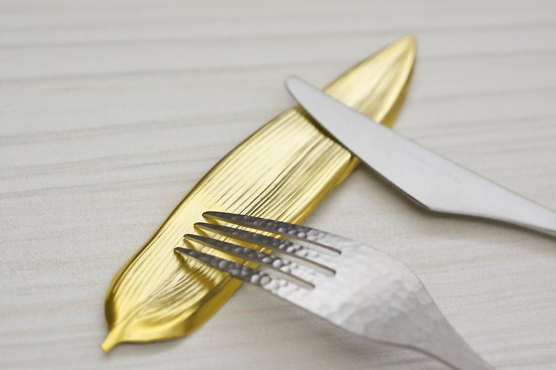 暮暮 bamboo leaf type stainless steel chopsticks holder gold - Chopsticks - Other Metals 