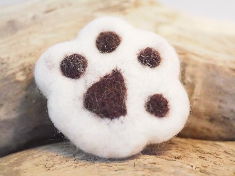 paw magnet - Knitting, Embroidery, Felted Wool & Sewing - Wool White