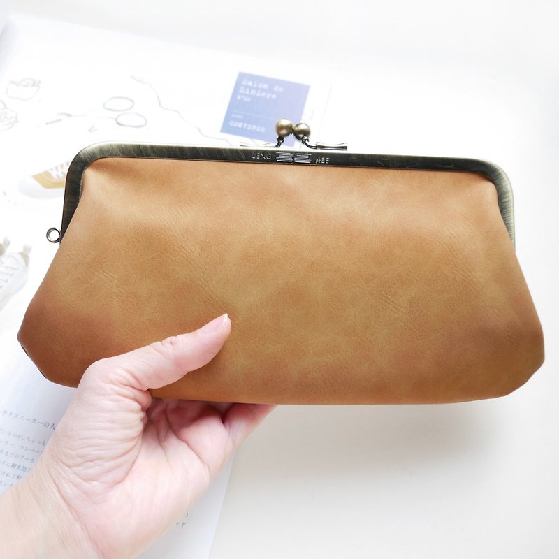 Hand feeling の wood temperature big gold bag / coin purse [Made in Taiwan] - Coin Purses - Other Metals Brown