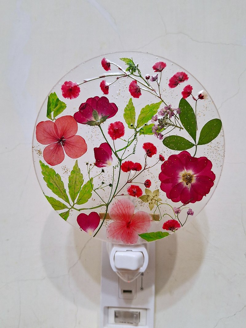 Pressed flower nightlight, Home Decor,Hand craft - โคมไฟ - พลาสติก สีแดง