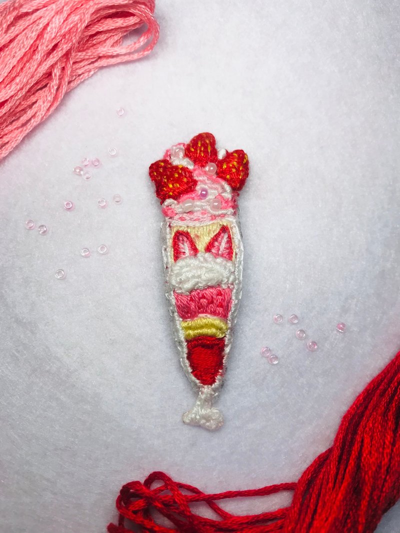 手刺繍 ストロベリーサンデーアイスクリームヘアクリップB ギフトにも普段使いにも かわいいハンドメイドヘアクリップ - ヘアアクセサリー - 刺しゅう糸 ピンク
