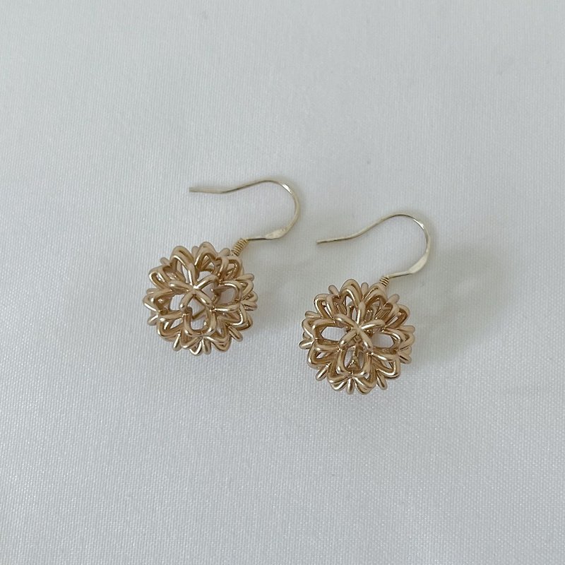 【I35b】Geometric Earrings Hollow Round Tube Chrysanthemum Resin Metal Color System - Earrings & Clip-ons - Resin Gold