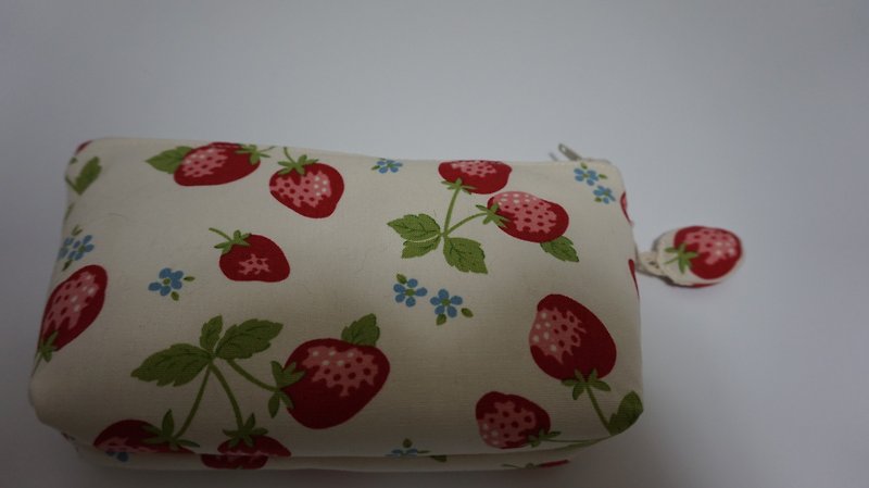 暖暖小袋系列-草莓化妝包 - 化妝袋/收納袋 - 棉．麻 粉紅色