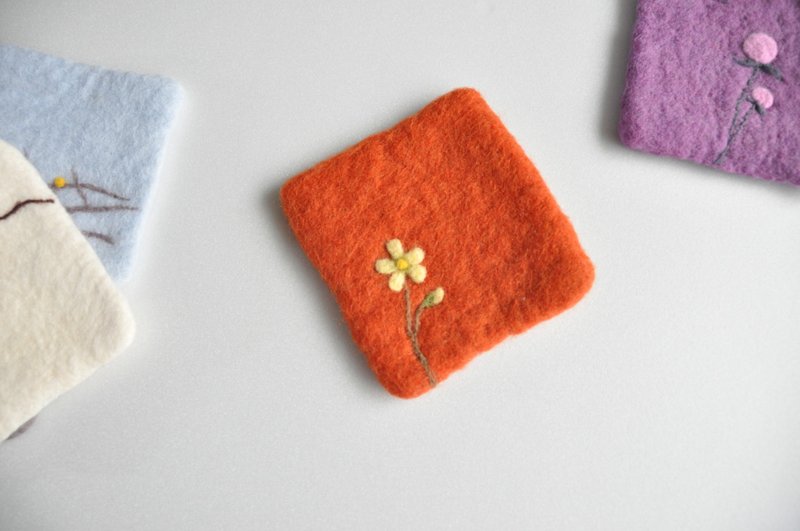 Wool felt suckling orange square coaster - ที่รองแก้ว - ขนแกะ สีส้ม