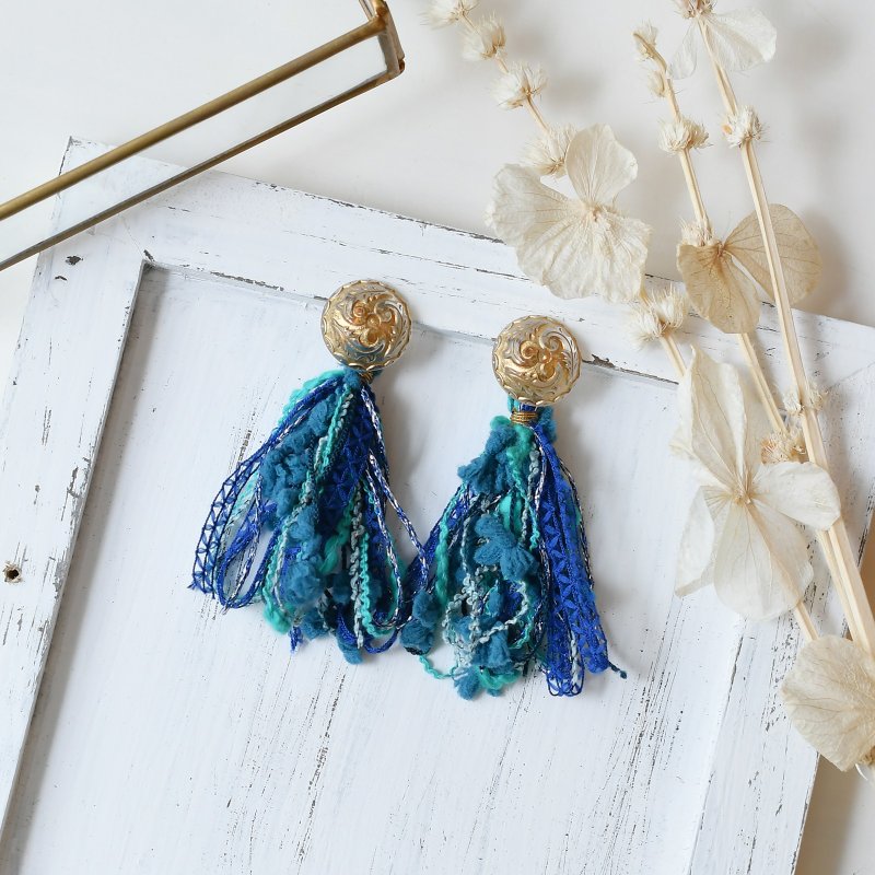 Dome tassel earrings /Hydrangea Blue - ต่างหู - วัสดุอื่นๆ สีน้ำเงิน