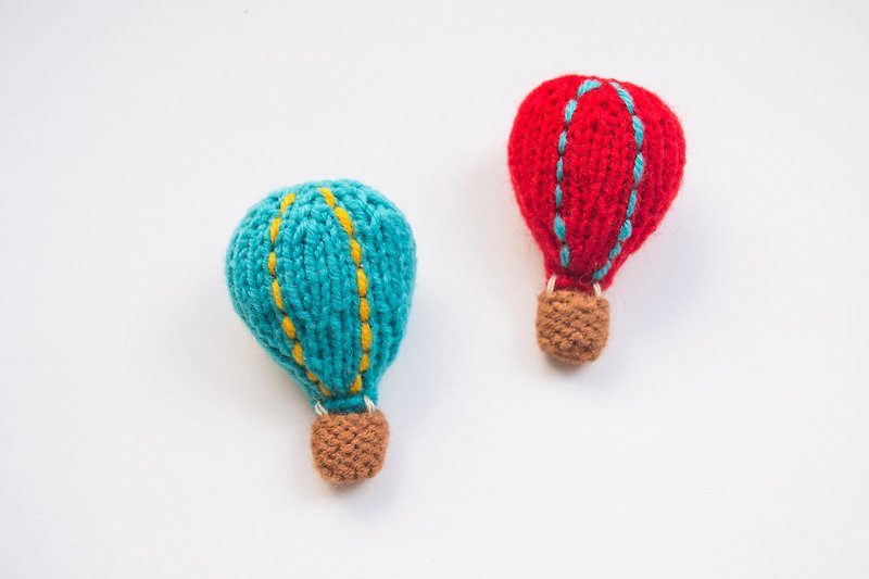 熱氣球 Hot Air Balloon- knitted amigurumi brooch - Brooches - Other Materials Multicolor