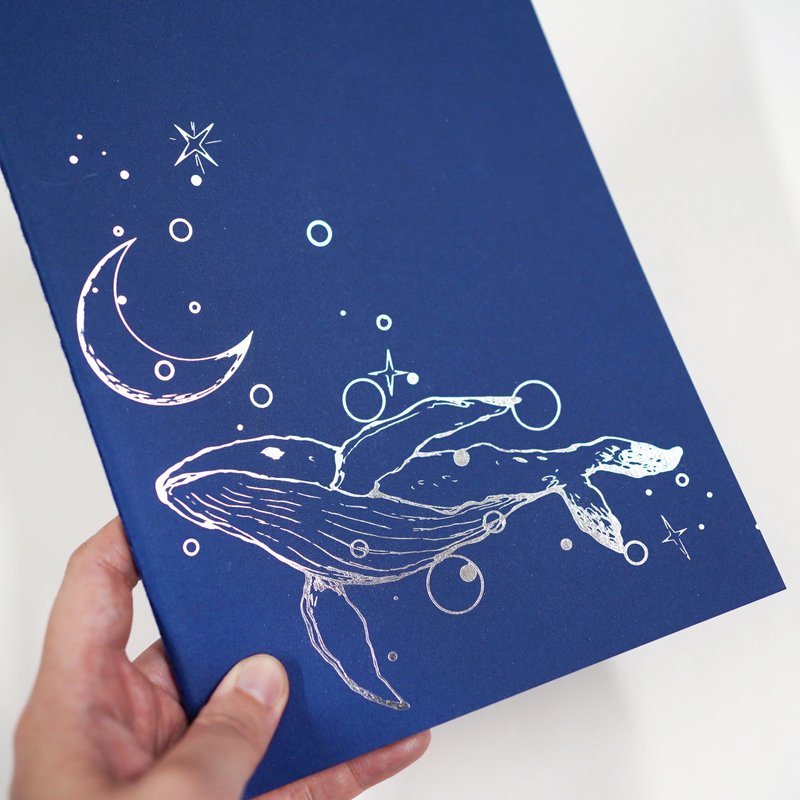【鯨歸何處】水彩 插畫 鍍銀筆記簿 手帳 無時效 空白 海洋生物 - 筆記本/手帳 - 紙 藍色