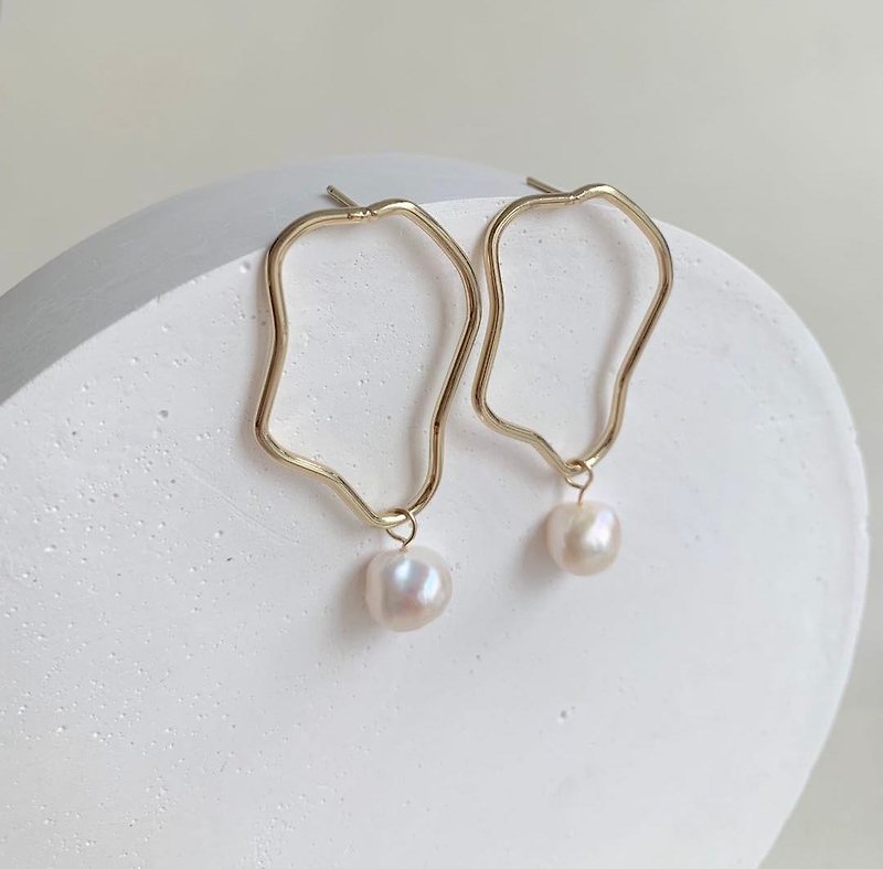 Water pattern gentle curve contour natural pearl earrings - Earrings & Clip-ons - Pearl 