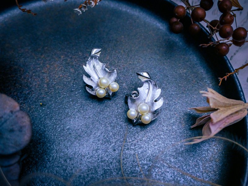 Trifari leaf pearl Silver earrings—American antique jewelry Vintage Jewelry - ต่างหู - โลหะ 