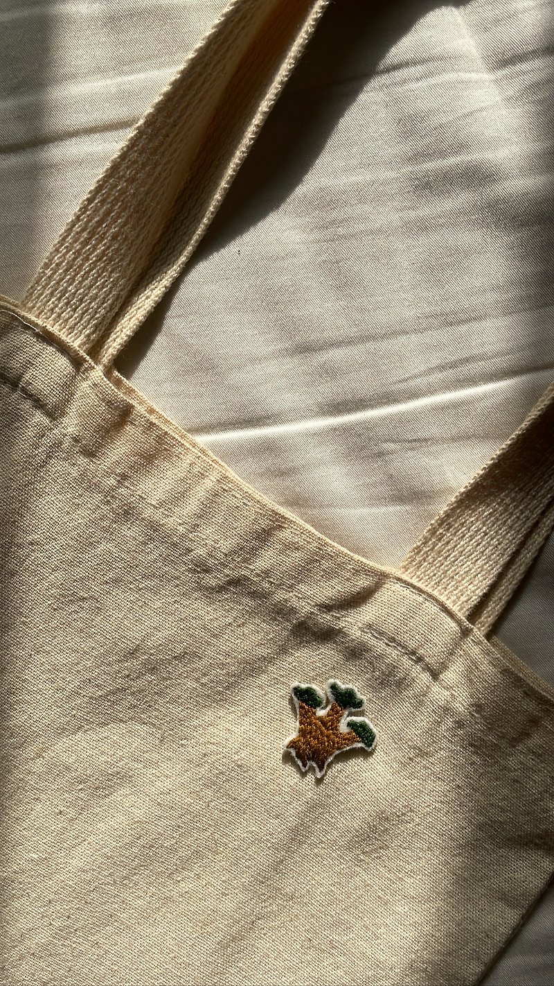 New Year Embroidery - Longevity Tree - เข็มกลัด/พิน - งานปัก สีกากี