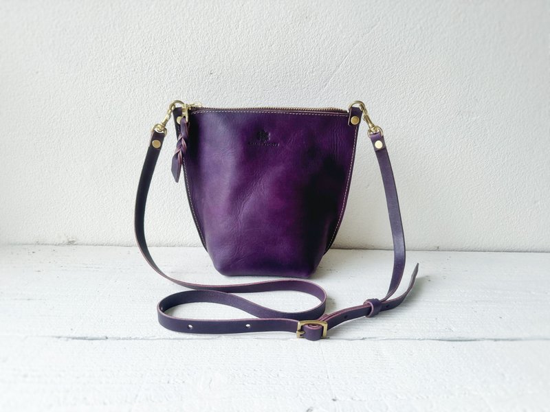 Made with the finest leather, Erbamat, gusseted sacoche, lettura, purple, made to order - กระเป๋าแมสเซนเจอร์ - หนังแท้ สีม่วง