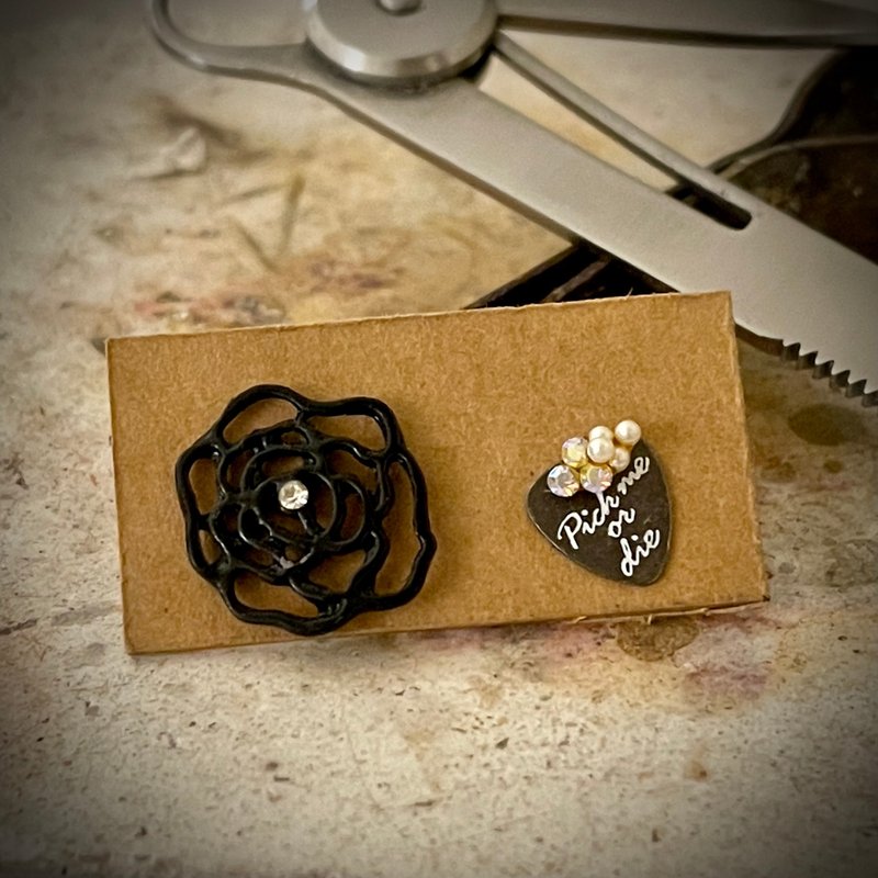 Rococo Design Style Fruit Hollow Flower Pearl Asymmetric Separated Mini Guitar Pick Earrings - Earrings & Clip-ons - Other Materials Black