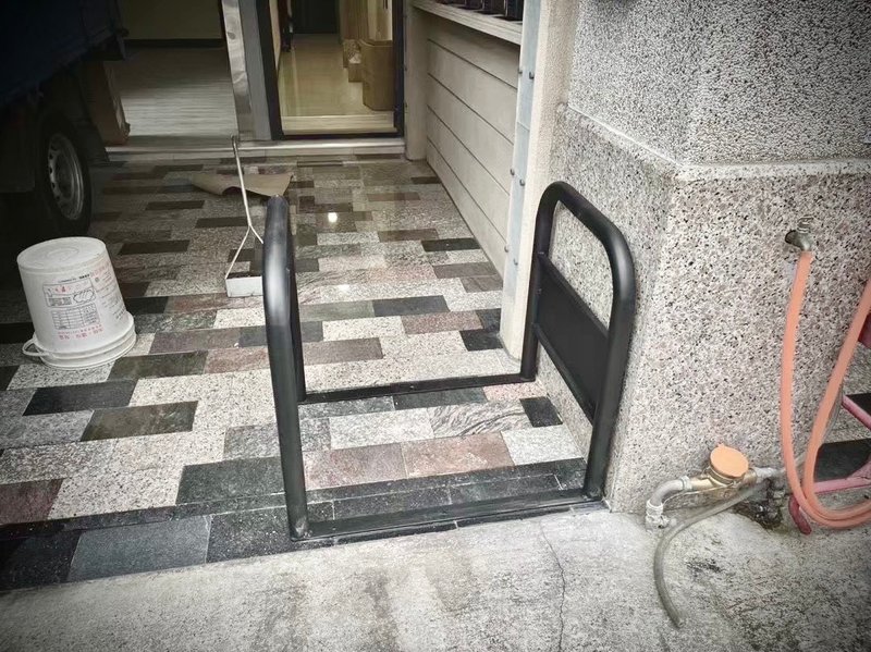 通道拒馬.出入口架.店面口通道架.入口架.佔位架.走道口.店面架.. - 其他 - 其他金屬 黑色
