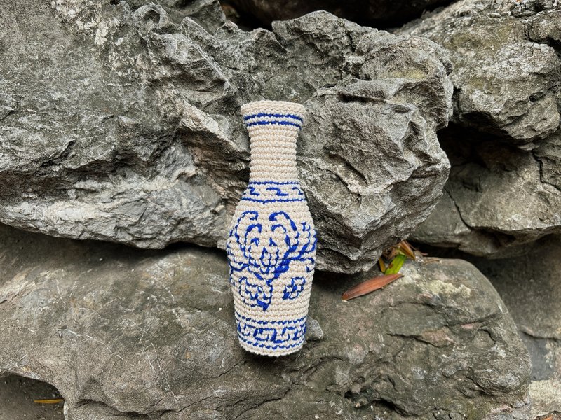 Chrysanthemum narrow-neck bottle blue and white porcelain style hand-woven flower vessel - Pottery & Ceramics - Cotton & Hemp White