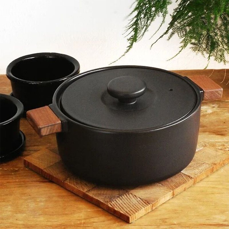 4TH MARKET Japanese-made clay pot with wooden handle-black (1600ML)