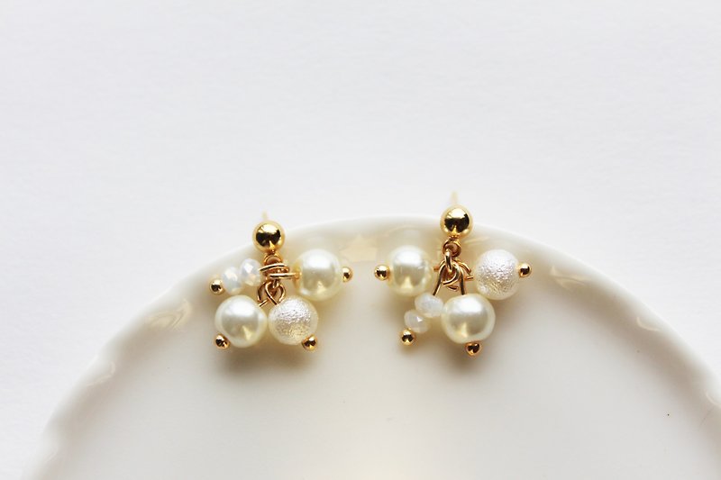  Rosy Garden Bohemia beads & pearls earrings - ต่างหู - วัสดุอื่นๆ ขาว