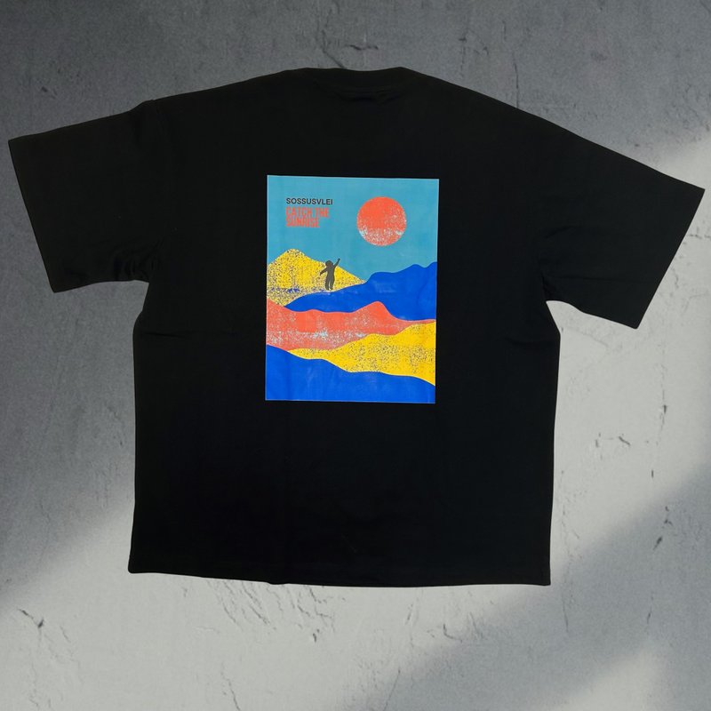 Hong Kong original brand thick cotton 4-point collar short-sleeved T-shirt black SOSSUSVLEI SUNRISE - เสื้อยืดผู้ชาย - ผ้าฝ้าย/ผ้าลินิน สีดำ