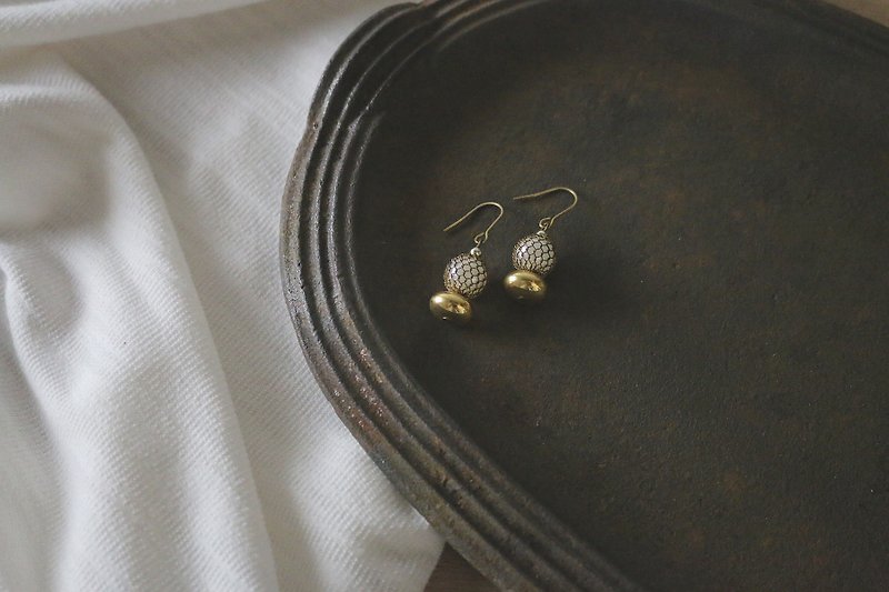 // VÉNUS Searching-Display Welfare-Pearl Gold Earrings Ear Clips // ve220 - Earrings & Clip-ons - Plastic Gold