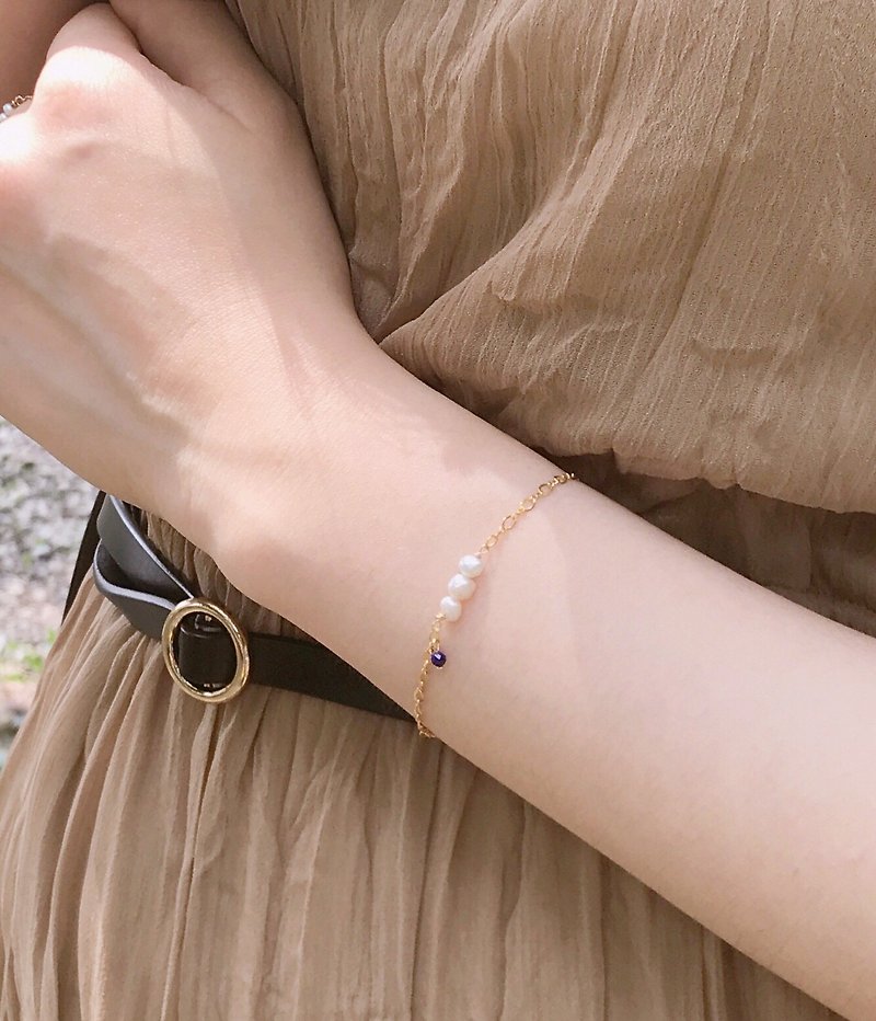 A little blue lapis lazuli 14k gold freshwater pearl bracelet - สร้อยข้อมือ - โลหะ สีทอง