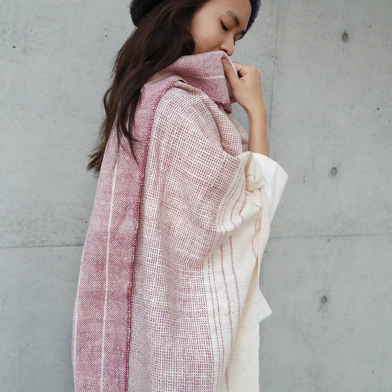 [Crimson Tough] Hand-twisted pure cotton layered natural dyeing/shawl/air-conditioning blanket (two colors optional) - ผ้าห่ม - ผ้าฝ้าย/ผ้าลินิน สีทอง