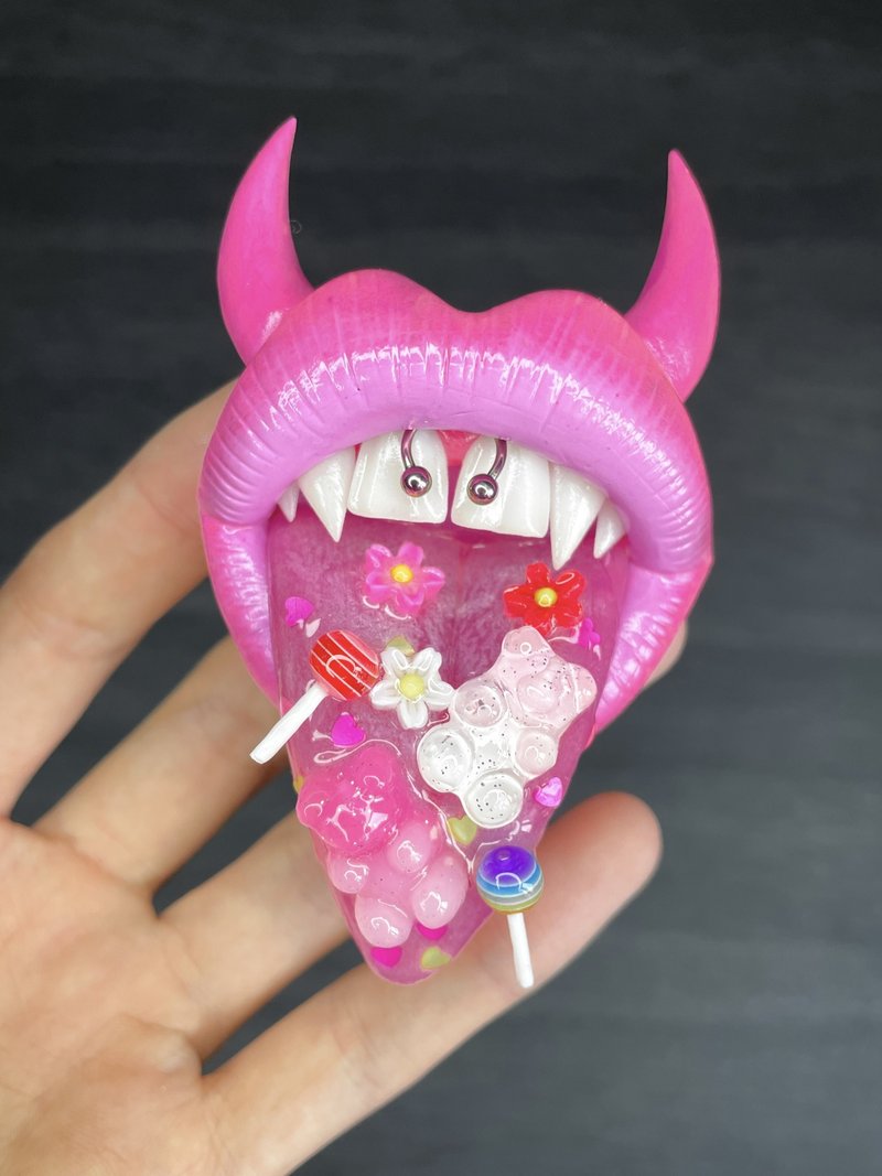 Phone grip. Pink lips with candies. - 其他 - 黏土 