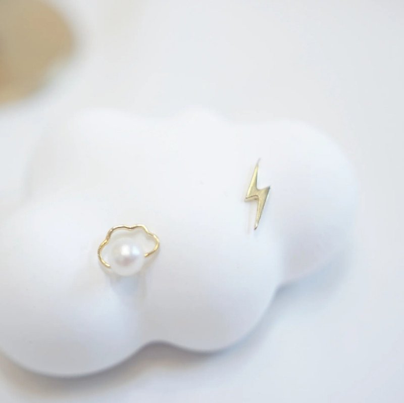 Rainy day cloud lightning pearl earrings / no pierced Clip-On - ต่างหู - ไข่มุก สีทอง