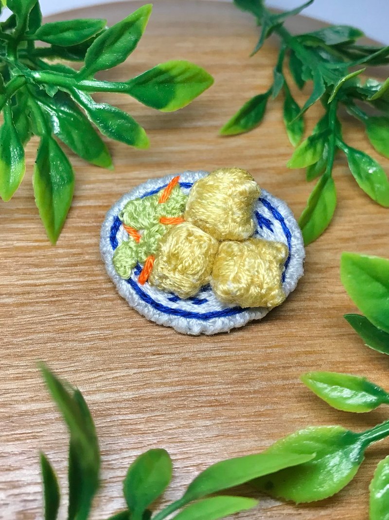 【台湾グルメ】手刺繍 臭豆腐ブローチA／フードモチーフ／料理アクセサリー - ピンバッジ・ピンズ - 刺しゅう糸 ゴールド