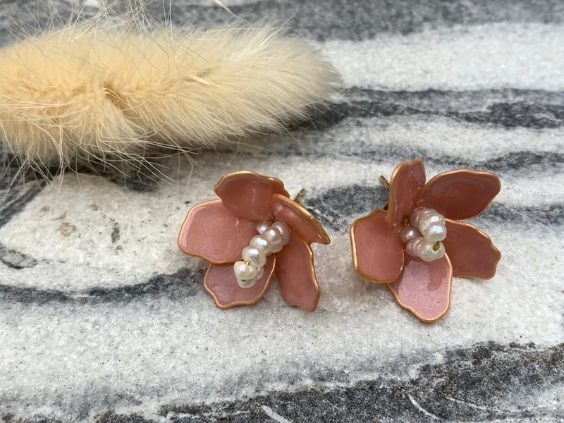 Hibiscus flower earrings resin hand-made earrings - Earrings & Clip-ons - Resin Pink