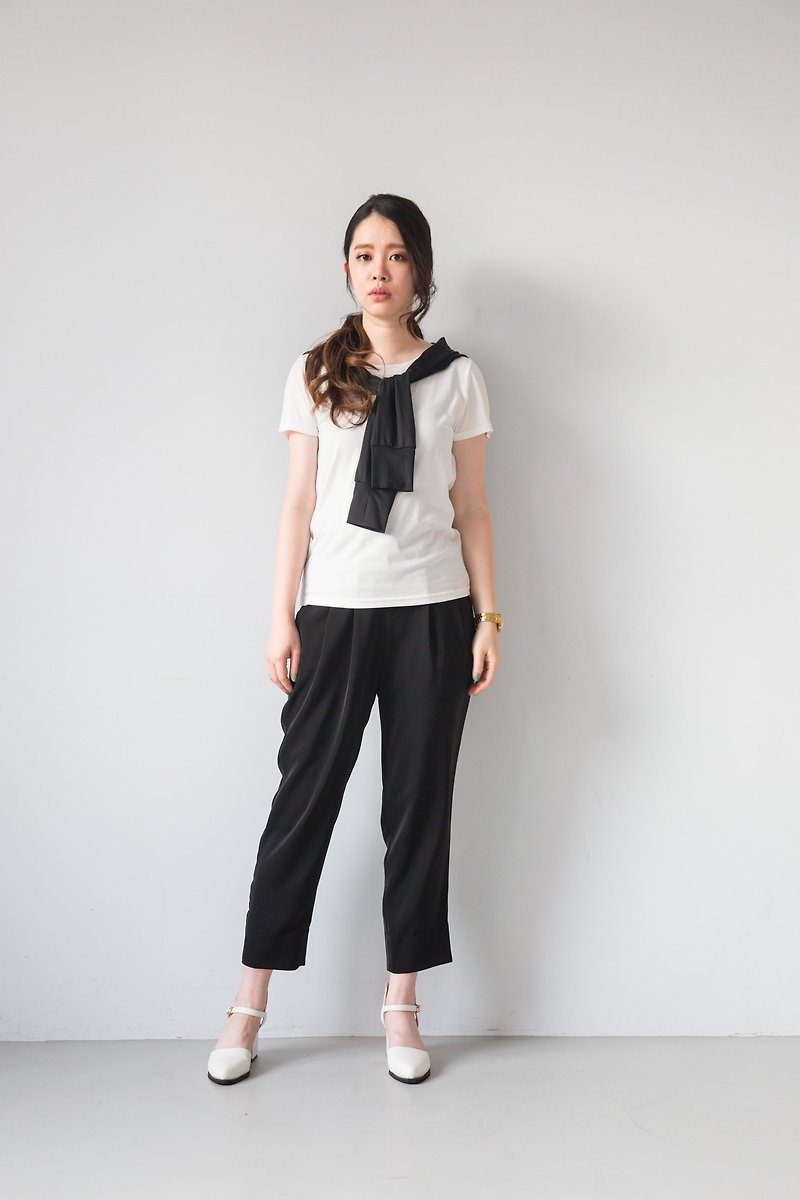 Black pleated loose cropped trousers
