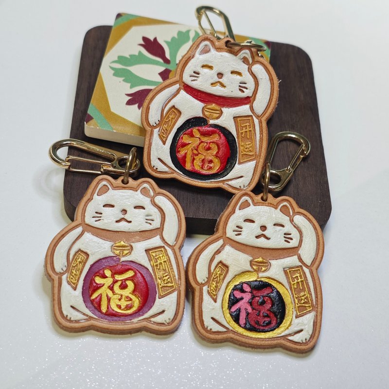 Lucky cat hand-painted leather charm keychain - พวงกุญแจ - หนังแท้ ขาว