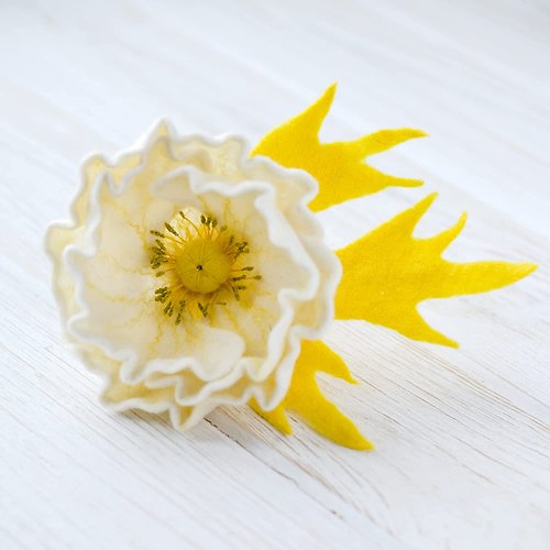 NineCarpStudio White and Yellow Poppy Brooch Felted Poppy Flower Brooch from Wool Felted Poppy