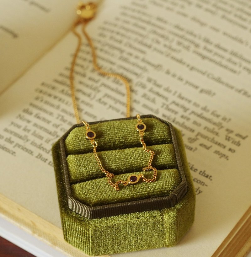 -Old Good Antique Jewelry Gold February Stone Round Stone Necklace 1980 Avon N417 - Necklaces - Other Metals Gold