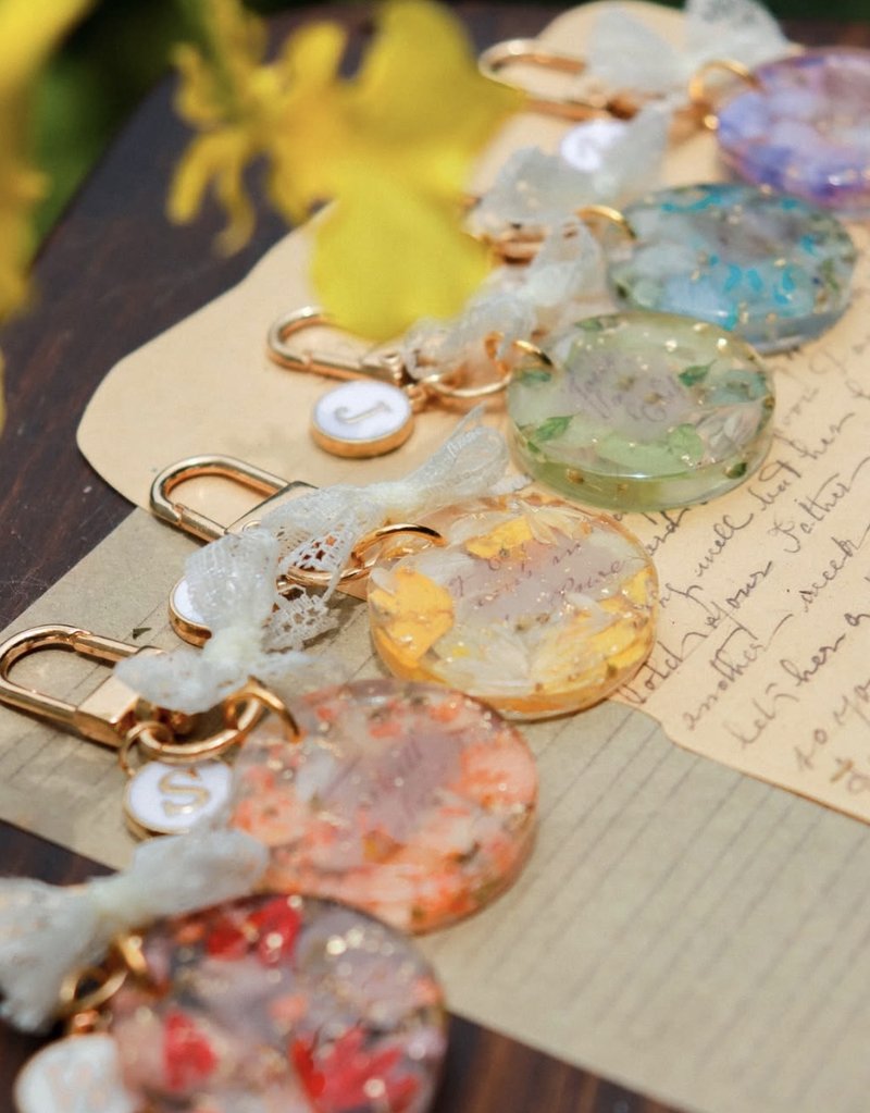 | Customized Gift | - Floral Charm - Handmade Dried Flower Letter Charm Keychain - ที่ห้อยกุญแจ - พืช/ดอกไม้ หลากหลายสี