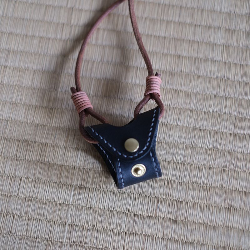 黑色牛皮眼鏡收納頸繩 手縫牛皮革制 可免費客製英文字母數字 - 眼鏡盒/眼鏡布 - 真皮 黑色