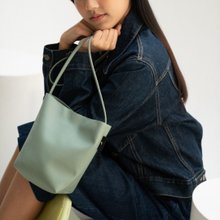 タイ発 RUST BRAND 10色展開 HOBO MEDIUM BAG THE MODA HOBO BAG in OAT for Women | Stuart Weitzman®