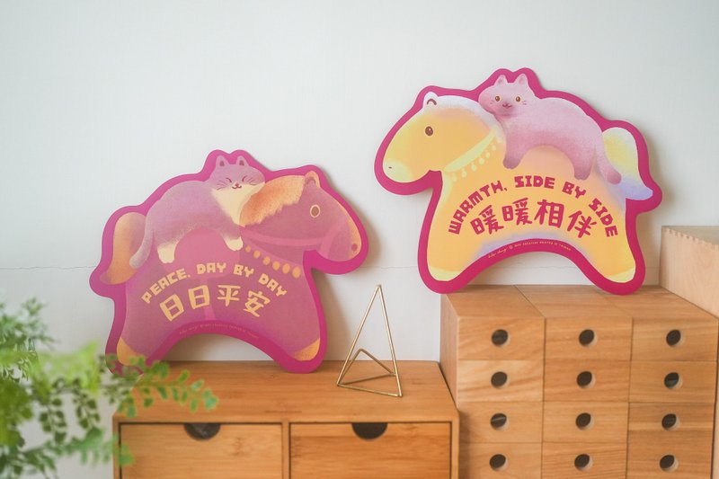 【預購】Wisi Huang【貓貓騎馬】造型春聯 - 兩款可選 - 利是封/揮春 - 紙 紅色