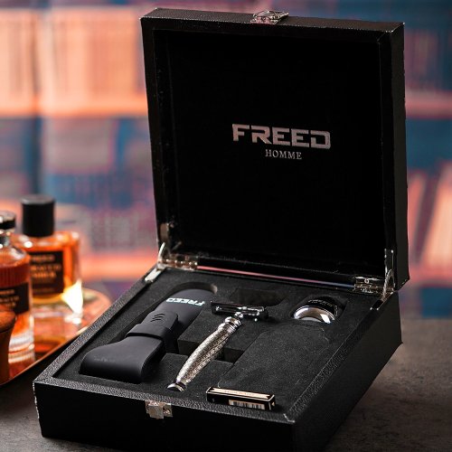 FREED 【FREED】尊爵四件組雙刃式刮鬍刀禮盒-F滿版鍍鎳浮雕 客製化刻字